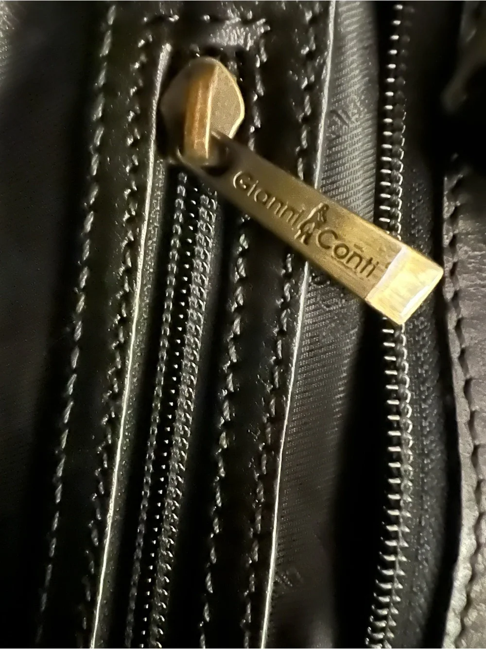 💚Gianni Conti metal logo plaque Black Leather Shoulder Bag with Gold Plaque🩷